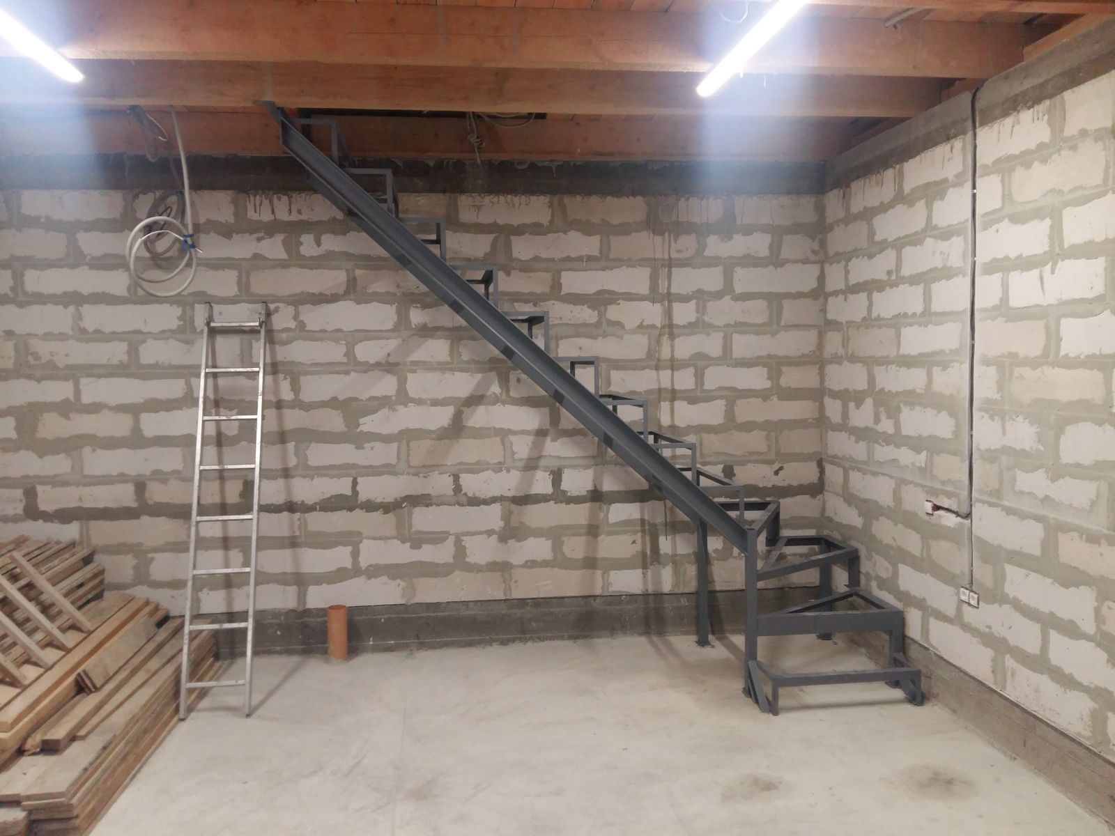 Лестница в подвал гаража, подвальные лестницы в гараж, для гаражного погреба